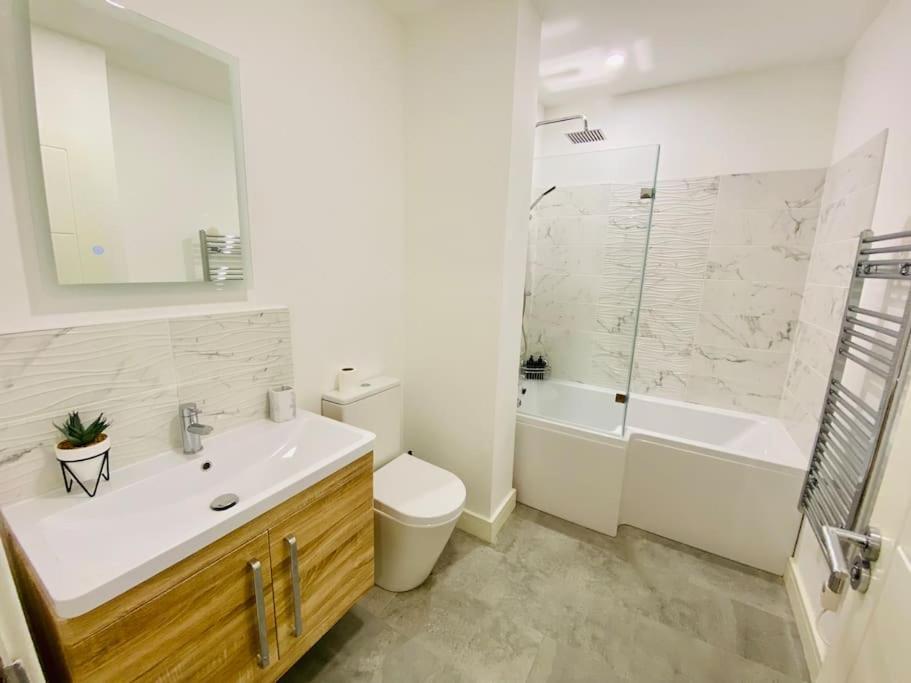 - - Contractors Professionals Apartment Gloucester